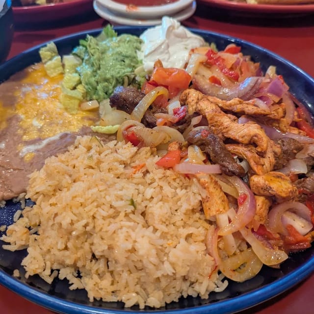 Carnitas Con Guacamole.